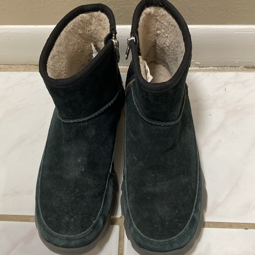 Size 7.5 UGG Dry Tech boots